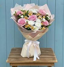 Букет цветов из:  Гвоздики, Орхидеи и Розы в Мундыбаш
