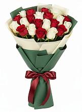 Букет Микс из красных и белых роз в Мундыбаш