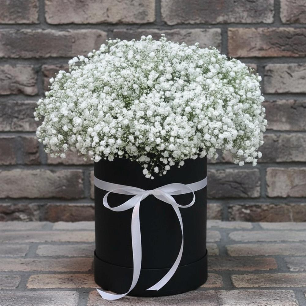 Цветочная композиция из Гипсофила в шляпной коробке в Мундыбаш