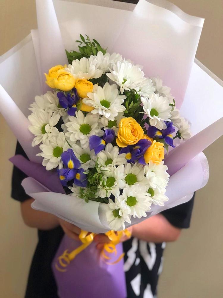Букет цветов из: Ирисы, Хризантемы и Розы в Мундыбаш
