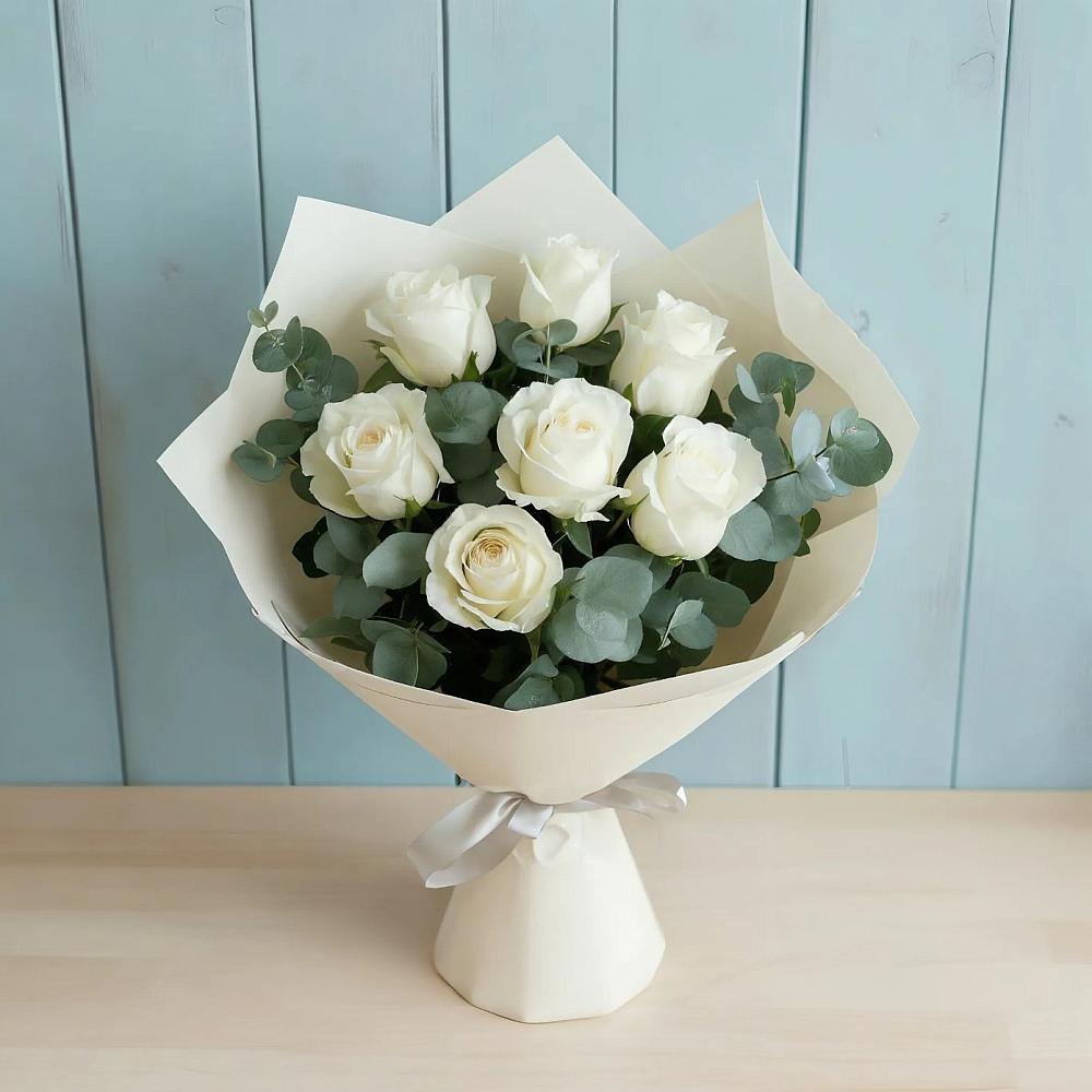 Букет Белые розы в Эвкалипте в Мундыбаш