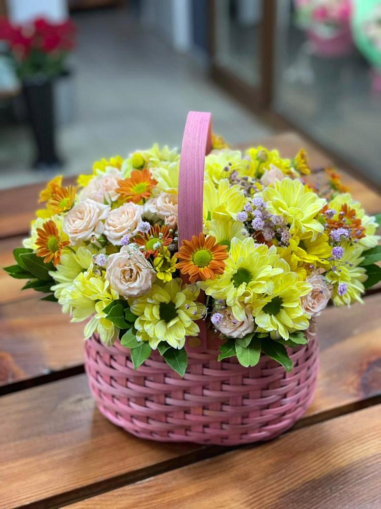 Цветочная композиция из Хризантемы и Розы в корзине в Мундыбаш