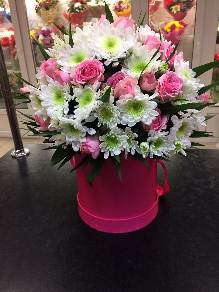 Цветочная композиция из Розы и Хризантемы в шляпной коробке в Мундыбаш