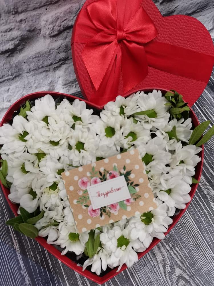 Цветочная композиция из Хризантемы в виде сердца в Мундыбаш