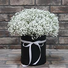 Цветочная композиция из Гипсофила в шляпной коробке в Мундыбаш