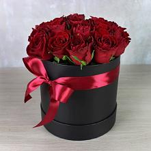 Цветочная композиция из Розы в шляпной коробке в Мундыбаш