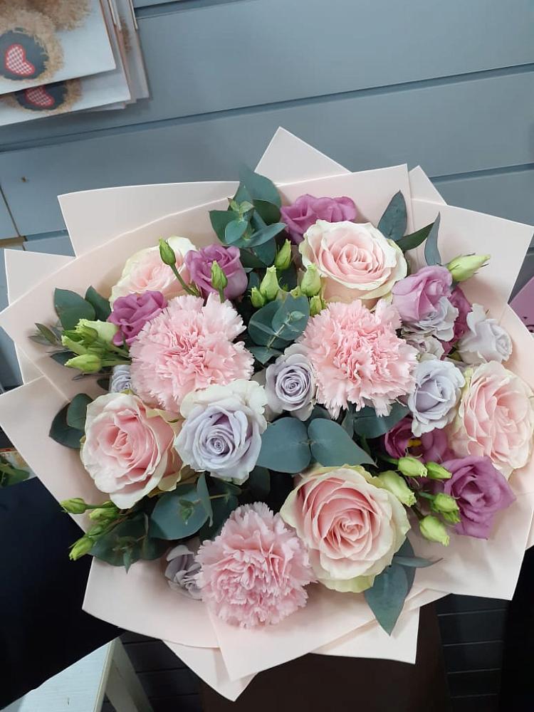 Букет цветов из: Розы, Гвоздики и Лизиантусы в Мундыбаш